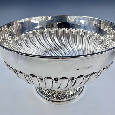 Lot 157 - A Victorian silver wrythen fluted pedestal...