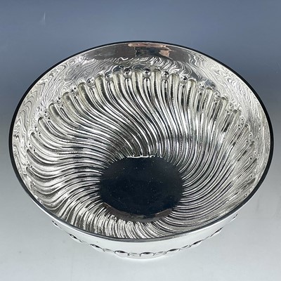 Lot 157 - A Victorian silver wrythen fluted pedestal...