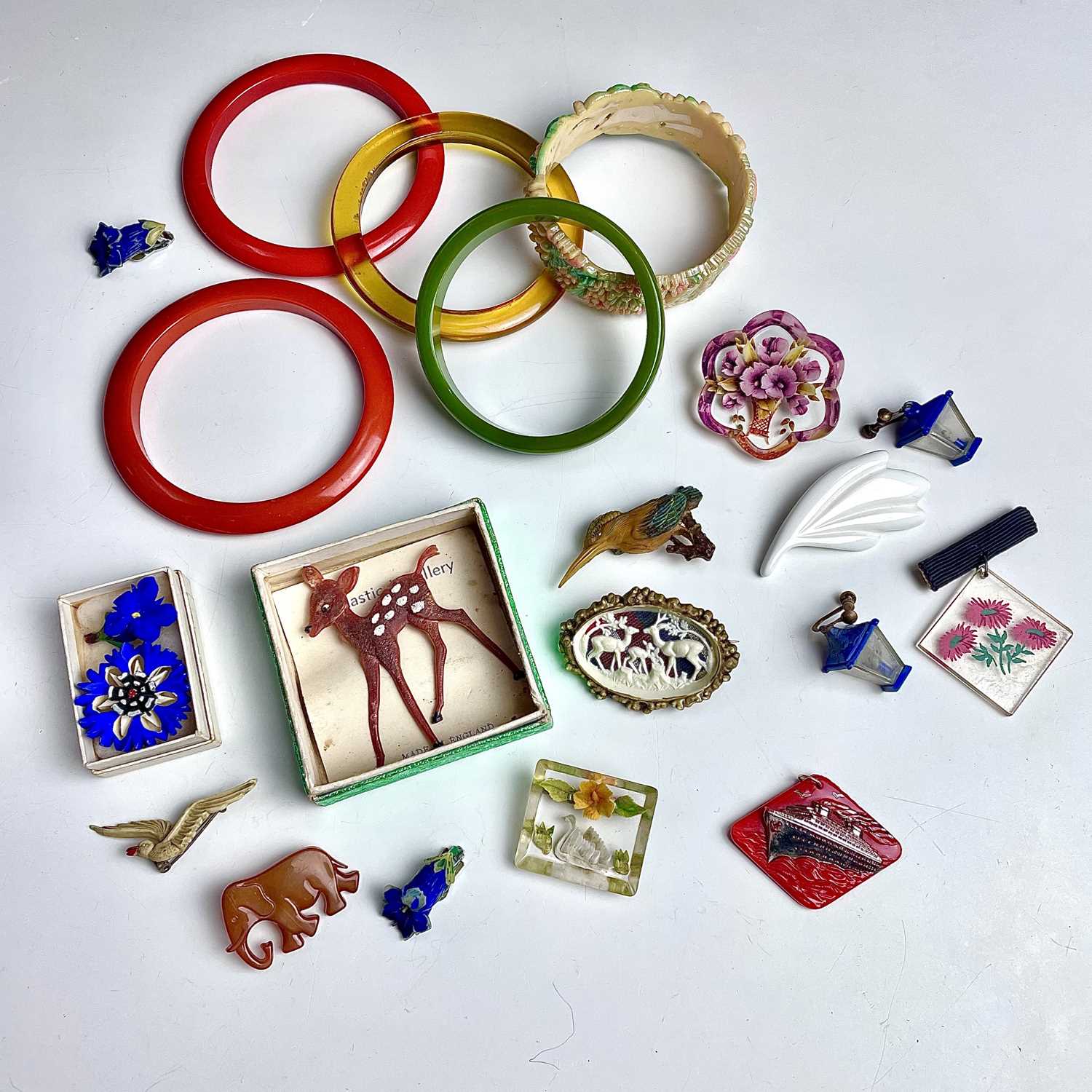 Lot 900 A collection of vintage plastic costume