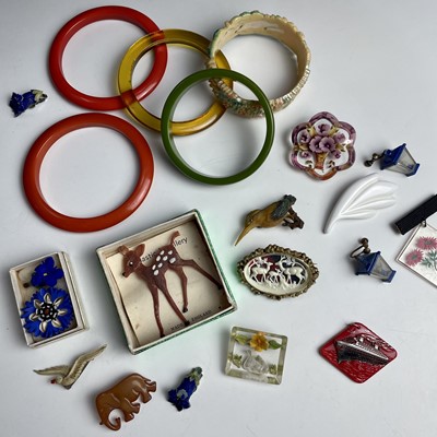 Lot 900 - A collection of vintage plastic costume...