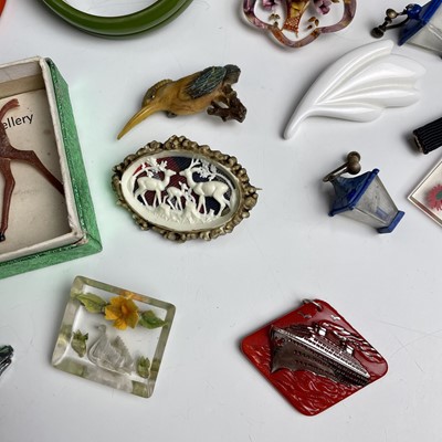 Lot 900 - A collection of vintage plastic costume...