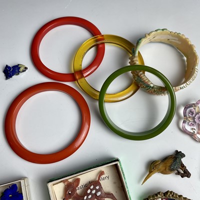 Lot 900 - A collection of vintage plastic costume...