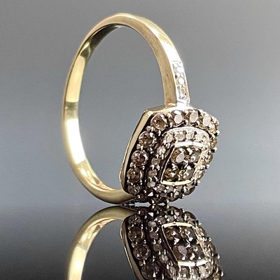 Lot 797 - A 9ct diamond cluster ring, size P, weight 2.63g.
