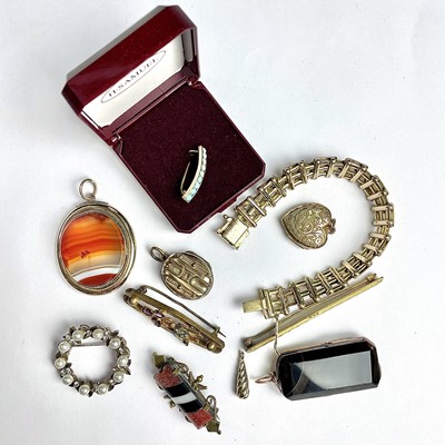 Lot 925 - A collection of gold plated jewellery.