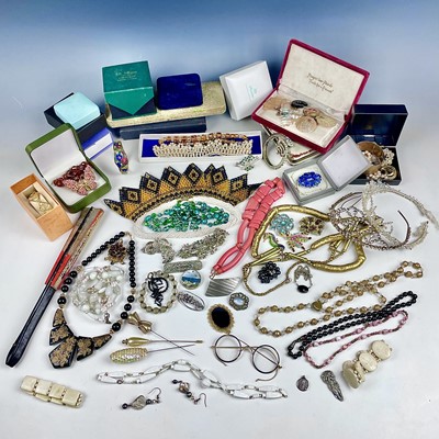 Lot 917 - A quantity of costume jewellery.