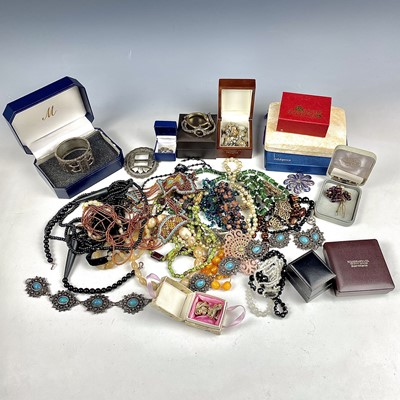 Lot 918 - A quantity of costume jewellery.