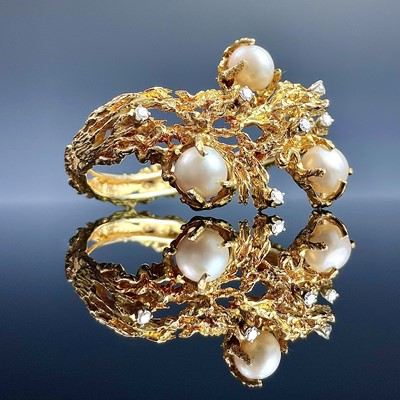 Lot 879 - A 1960's high purity gold South Sea pearl and...