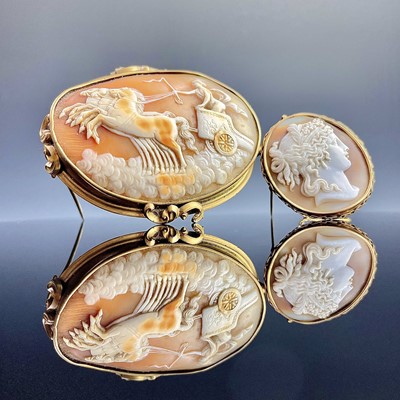 Lot 928 - A Victorian shell cameo gold oval brooch,...