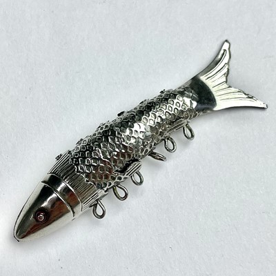 Lot 902 - An silver articulated fish; together with a...