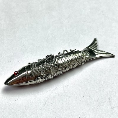 Lot 902 - An silver articulated fish; together with a...