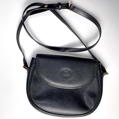 Lot 1011 - A Gucci black leather handbag with gilt metal...