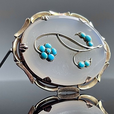 Lot 621 - A Victorian chalcedony and turquoise gold...
