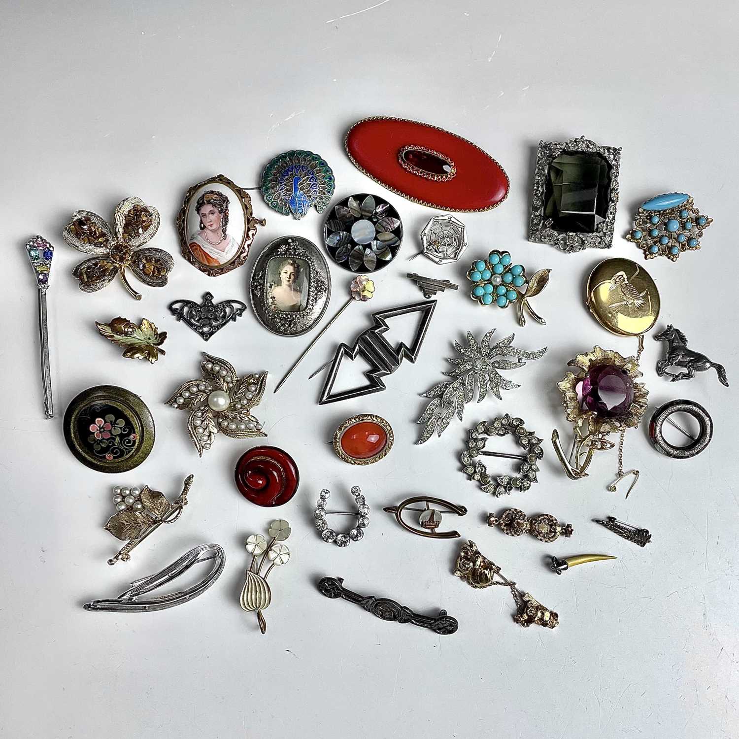 Lot 919 - A collection of costume jewellery brooches.