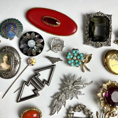 Lot 919 - A collection of costume jewellery brooches.