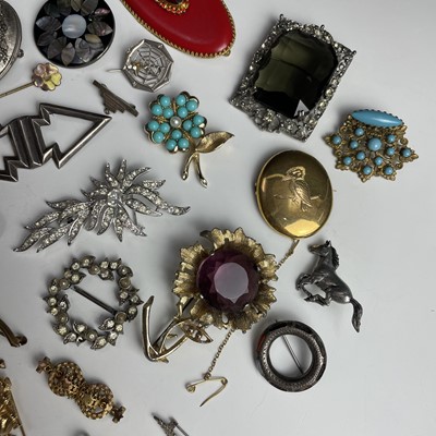 Lot 919 - A collection of costume jewellery brooches.