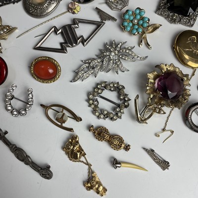 Lot 919 - A collection of costume jewellery brooches.