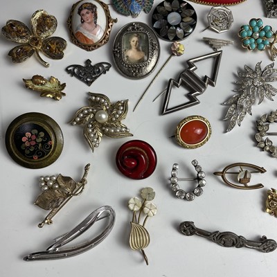 Lot 919 - A collection of costume jewellery brooches.