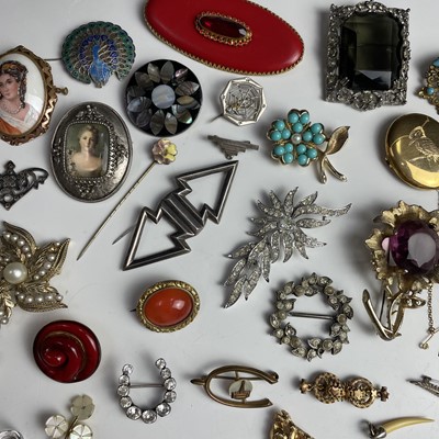 Lot 919 - A collection of costume jewellery brooches.