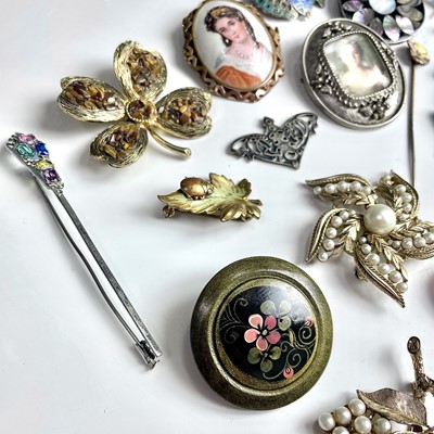 Lot 919 - A collection of costume jewellery brooches.