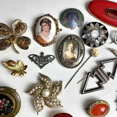 Lot 919 - A collection of costume jewellery brooches.