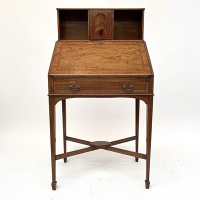 Lot 3204 - A 20th century mahogany crossbanded bureau the...