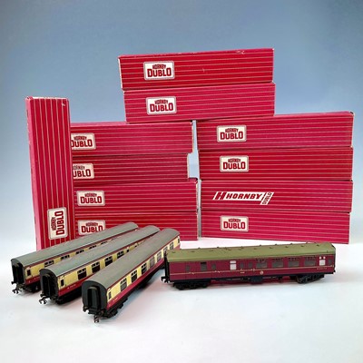 Lot 512 - Hornby Dublo 2 Rail Boxed and Unboxed 'Maroon'...