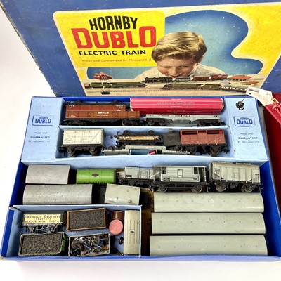 Lot 517 - Hornby Dublo - lot of Mixed Carriages (x3) and...