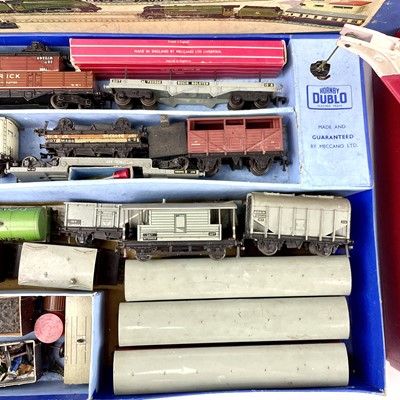 Lot 517 - Hornby Dublo - lot of Mixed Carriages (x3) and...