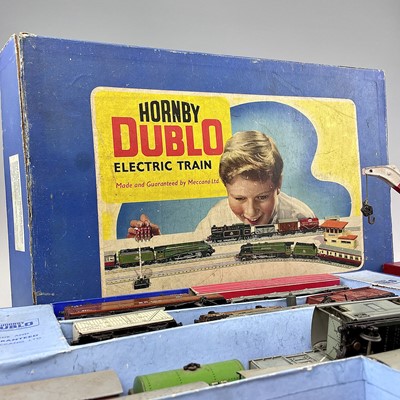 Lot 517 - Hornby Dublo - lot of Mixed Carriages (x3) and...