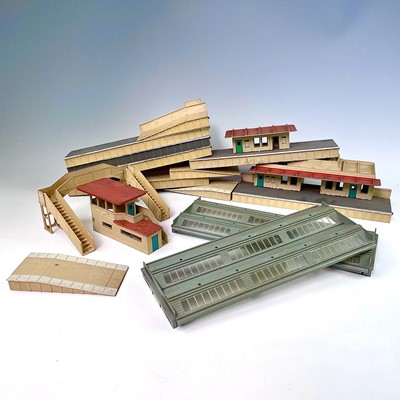 Lot 516 - Hornby Dublo Metal Art-Deco Station,...