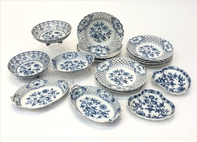 Lot 1335 - A collection of Meissen 'Onion' pattern...