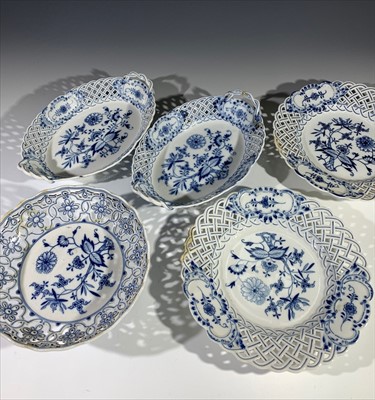 Lot 1335 - A collection of Meissen 'Onion' pattern...