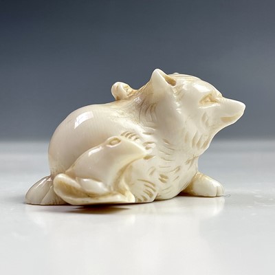 Lot 561 - A Japanese ivory netsuke of a bear and cub,...