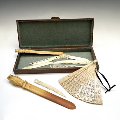 Lot 571 - A Chinese pierced ivory fan, circa 1900,...