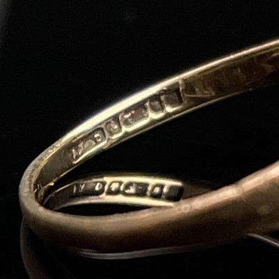 Lot 43 - A gold lapis lazuli signet ring (shank cut)...