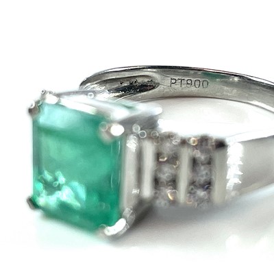 Lot 1 - An attractive platinum diamond and emerald...