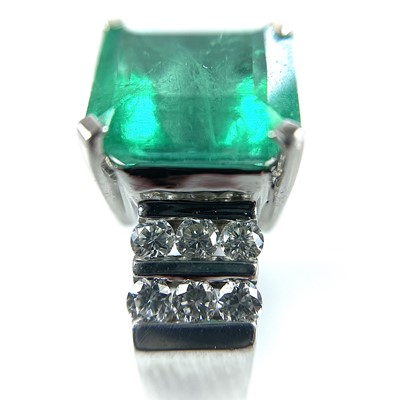 Lot 1 - An attractive platinum diamond and emerald...