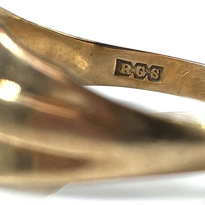 Lot 127 - A 9ct gold gentleman's signet ring, London...