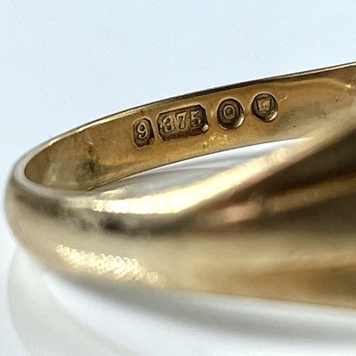 Lot 127 - A 9ct gold gentleman's signet ring, London...