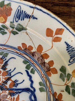 Lot 38 - A Delft polychrome plate, 18th century,...