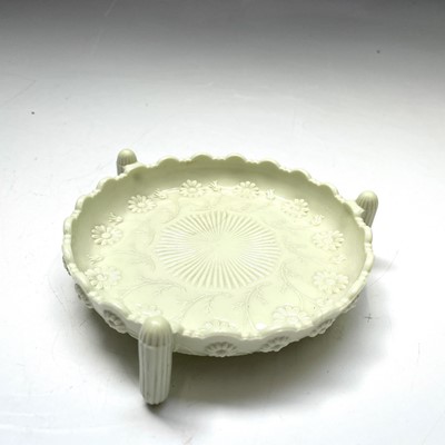 Lot 902 - A rare Sowerby glass Queen's Ivory ware daisy...