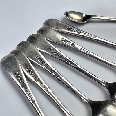 Lot 118 - An Edwardian silver set of six teaspoons with...