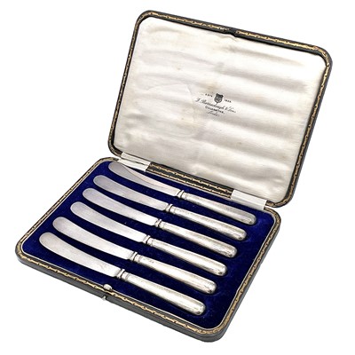 Lot 152 - A cased set of George V silver butter knives...