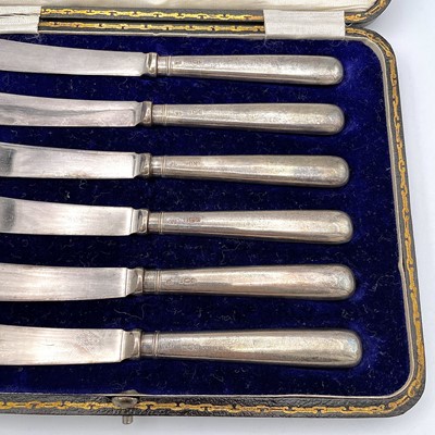 Lot 152 - A cased set of George V silver butter knives...
