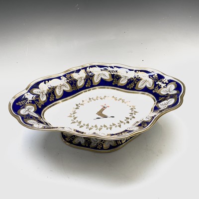Lot 806 - A Chamberlains Worcester footed armorial bowl,...