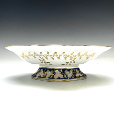 Lot 806 - A Chamberlains Worcester footed armorial bowl,...