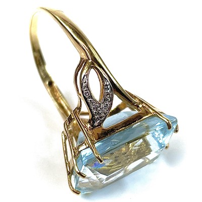 Lot 148 - An 18ct gold aquamarine and diamond dress ring,...