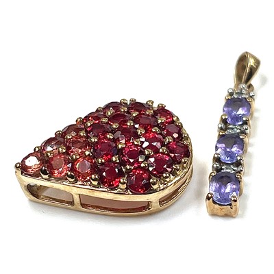 Lot 75 - A 9ct gold red and orange sapphire graduated...