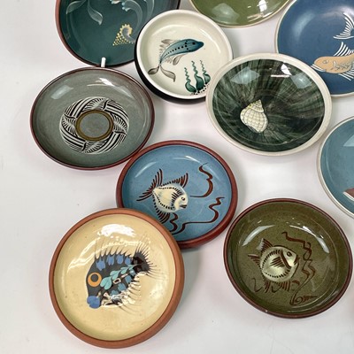 Lot 979 - A collection of Lamorna pottery, comprising...