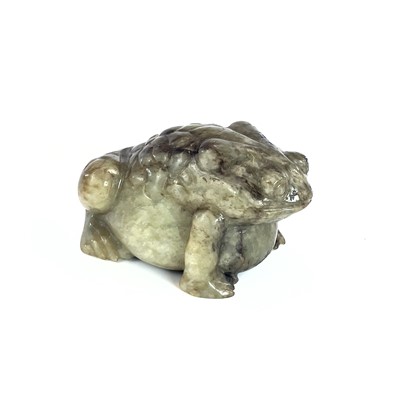 Lot 284 - A Chinese jade model of a toad, height 4cm,...